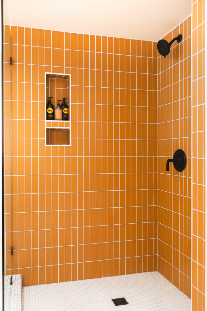 Cette photo montre une salle de bain principale rétro de taille moyenne avec une douche ouverte, un carrelage jaune, un carrelage en pâte de verre et aucune cabine.