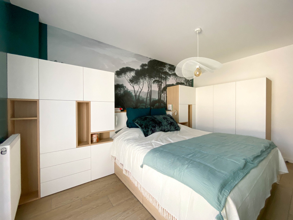ボルドーにある中くらいなコンテンポラリースタイルのおしゃれな主寝室 (緑の壁、セラミックタイルの床、暖炉なし、ベージュの床、壁紙)