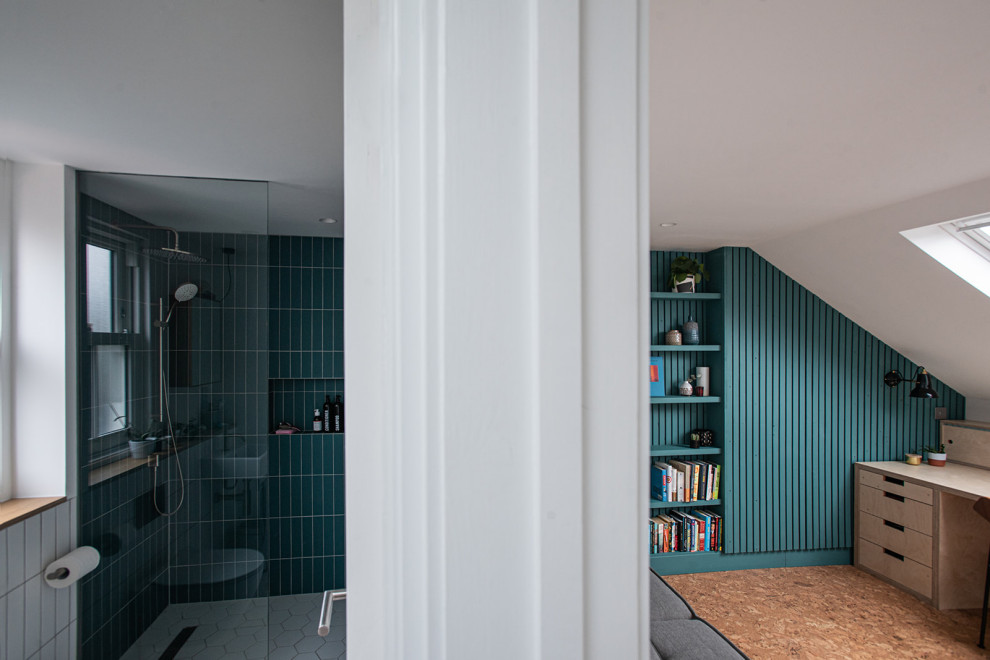 Cette photo montre un bureau scandinave de taille moyenne avec un mur bleu, un sol en liège, un bureau intégré, un sol marron et du lambris.