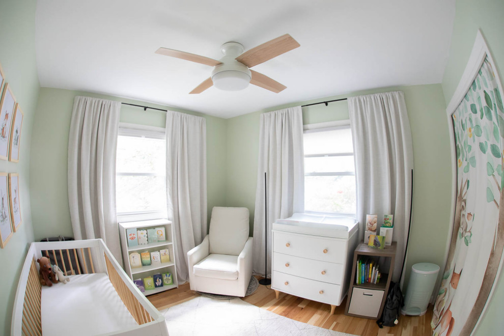 Idées déco pour une petite chambre de bébé neutre contemporaine avec un mur vert et parquet clair.