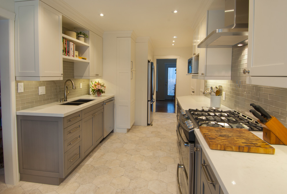 Kitchen - mid-sized transitional kitchen idea in Toronto
