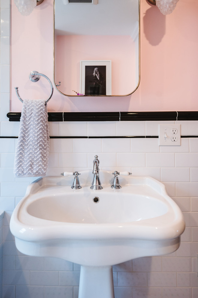 Klassisk inredning av ett litet en-suite badrum, med en öppen dusch, en bidé, svart och vit kakel, tunnelbanekakel, rosa väggar, klinkergolv i porslin, ett piedestal handfat och dusch med gångjärnsdörr