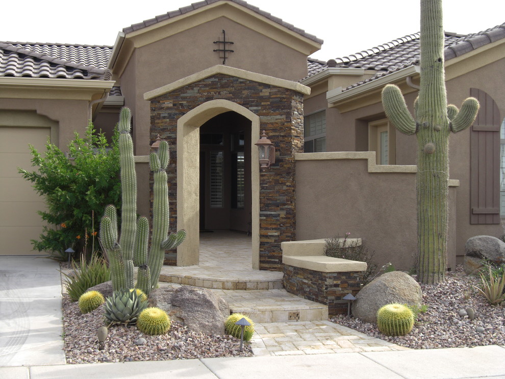 Inspiration for a modern patio in Phoenix.