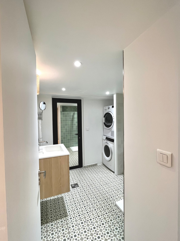 Medium sized mediterranean shower room bathroom in Paris with a walk-in shower, a one-piece toilet, green tiles, ceramic tiles, white walls, ceramic flooring, a console sink, green floors, white worktops, a laundry area and a single sink.