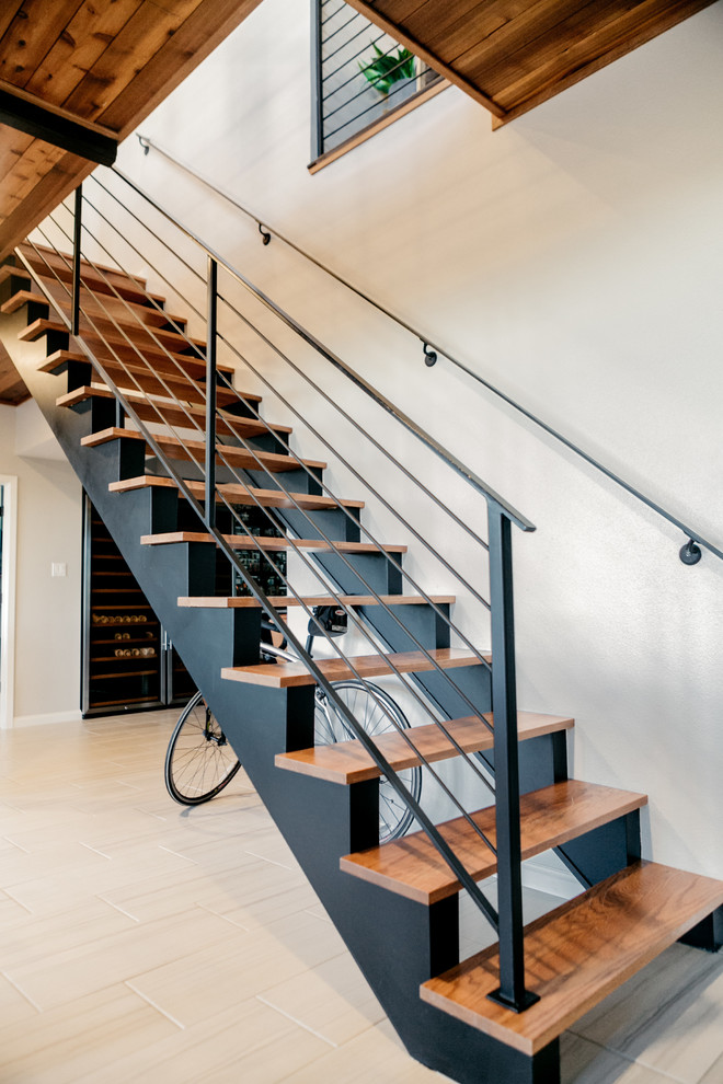 This is an example of a midcentury staircase in Dallas.