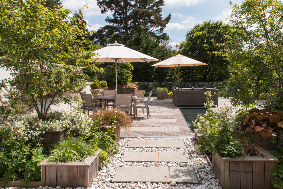 Photo of a large contemporary garden in Surrey with natural stone pavers.