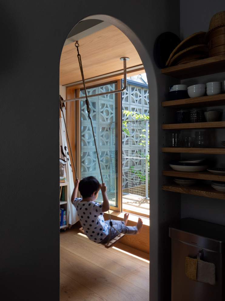 Aménagement d'une petite chambre d'enfant de 1 à 3 ans scandinave avec un mur blanc, un sol en contreplaqué, un sol marron, un plafond en papier peint et du papier peint.