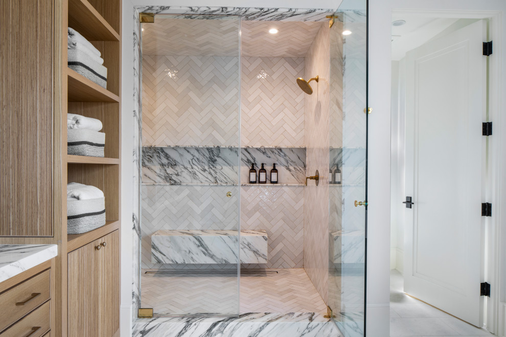 Пример оригинального дизайна: большая ванная комната в средиземноморском стиле с фасадами с декоративным кантом, светлыми деревянными фасадами, отдельно стоящей ванной, двойным душем, унитазом-моноблоком, разноцветной плиткой, мраморной плиткой, белыми стенами, полом из известняка, врезной раковиной, мраморной столешницей, белым полом, душем с распашными дверями, разноцветной столешницей, тумбой под две раковины и встроенной тумбой