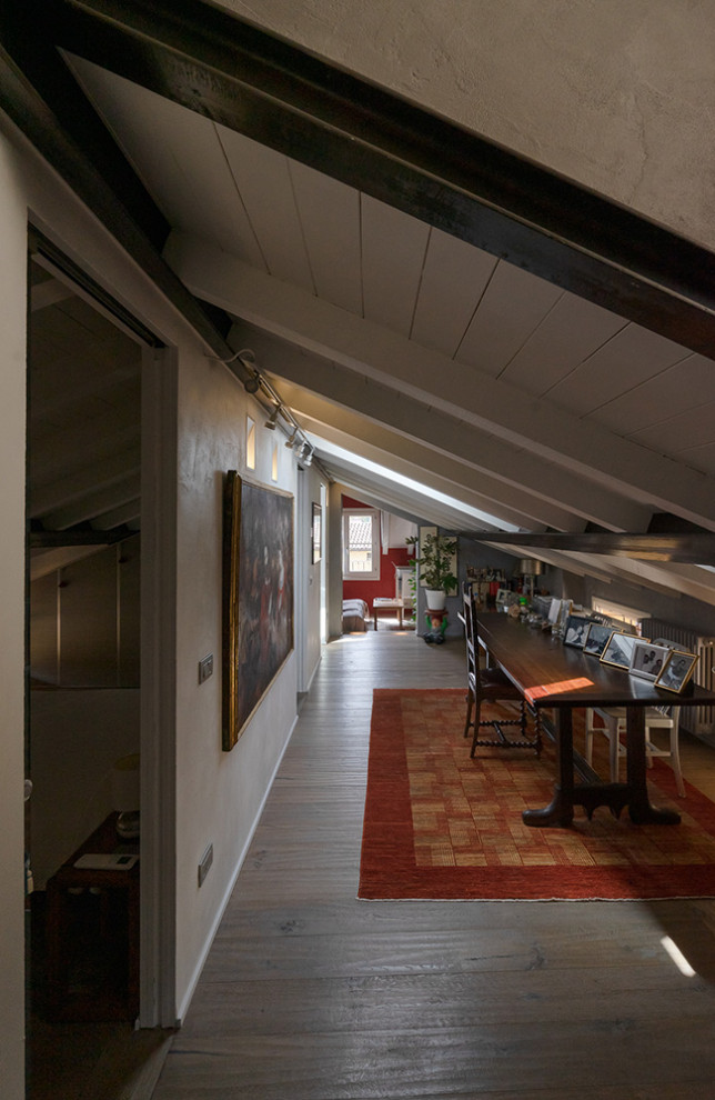 Стильный дизайн: маленькая домашняя мастерская в классическом стиле с серыми стенами, темным паркетным полом, отдельно стоящим рабочим столом и балками на потолке для на участке и в саду - последний тренд