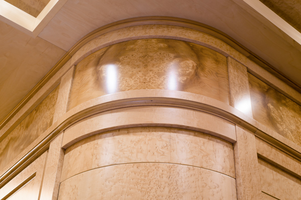 Прихожая и коридор в отделке декоративным шпоном.