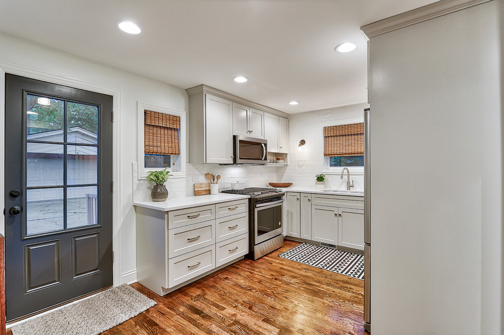 Example of a transitional kitchen design in Chicago