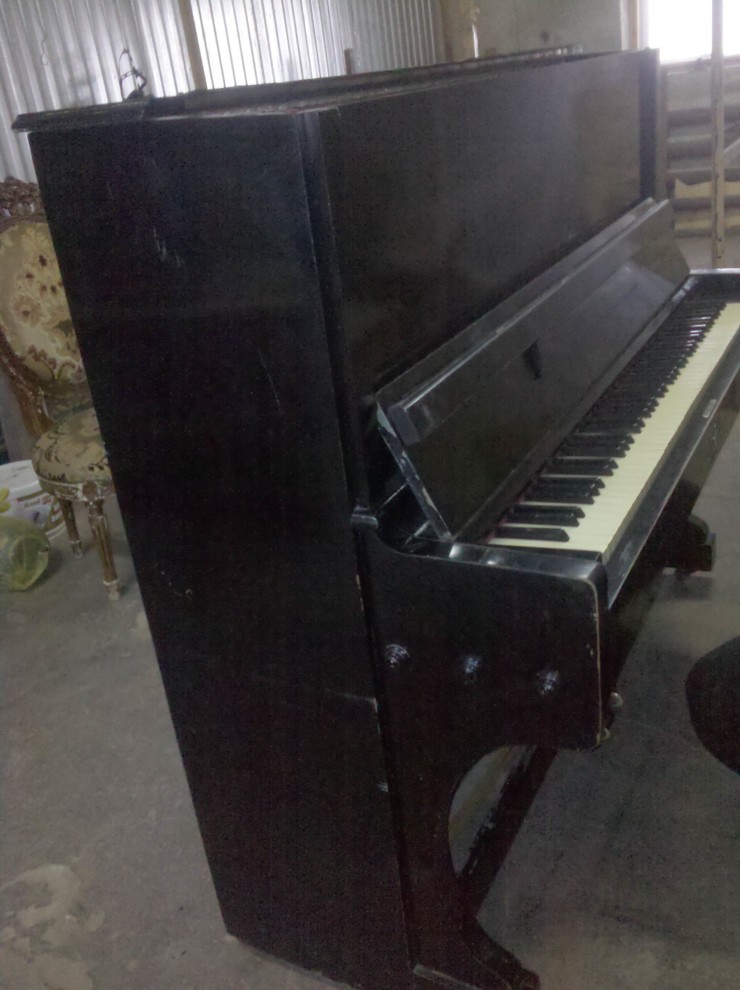 Было черное-черное пианино...