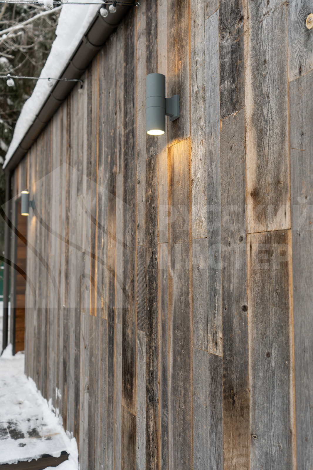 Современная баня в стиле барнхаус с отделкой из амбарной доски и доски Шале