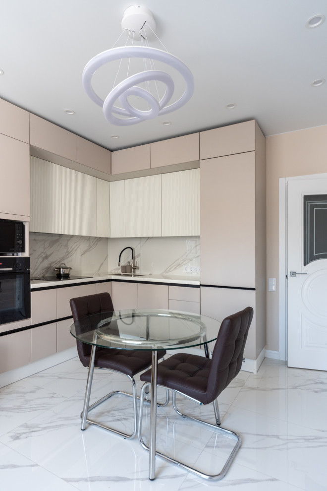 Бежевая кухня с рельефными фасадами