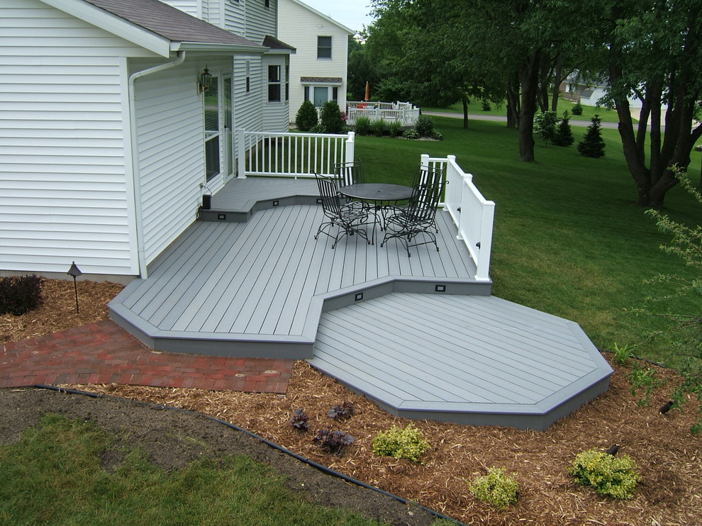 Transitional deck photo in Grand Rapids