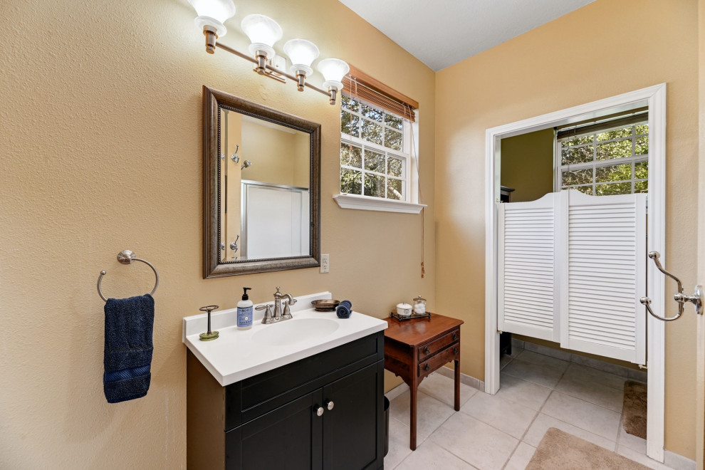 Example of a transitional home design design in Austin