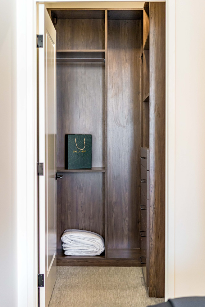 Ejemplo de armario vestidor contemporáneo de tamaño medio con armarios estilo shaker, puertas de armario de madera en tonos medios, moqueta, suelo gris y papel pintado