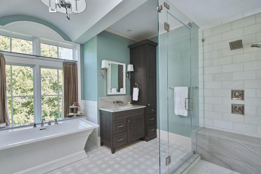 Пример оригинального дизайна: главная ванная комната среднего размера в стиле неоклассика (современная классика) с фасадами с утопленной филенкой, серыми фасадами, отдельно стоящей ванной, угловым душем, белой плиткой, мраморной плиткой, зелеными стенами, полом из мозаичной плитки, врезной раковиной, столешницей из кварцита, белым полом, душем с распашными дверями, серой столешницей, сиденьем для душа, тумбой под одну раковину, напольной тумбой, сводчатым потолком и панелями на стенах