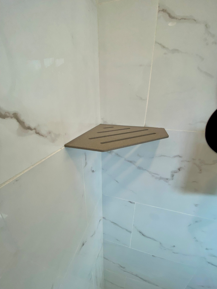 Idéer för att renovera ett litet funkis vit vitt badrum med dusch, med skåp i shakerstil, gröna skåp, en dusch i en alkov, en toalettstol med separat cisternkåpa, svart och vit kakel, porslinskakel, beige väggar, klinkergolv i keramik, ett undermonterad handfat, bänkskiva i kvarts, vitt golv och med dusch som är öppen