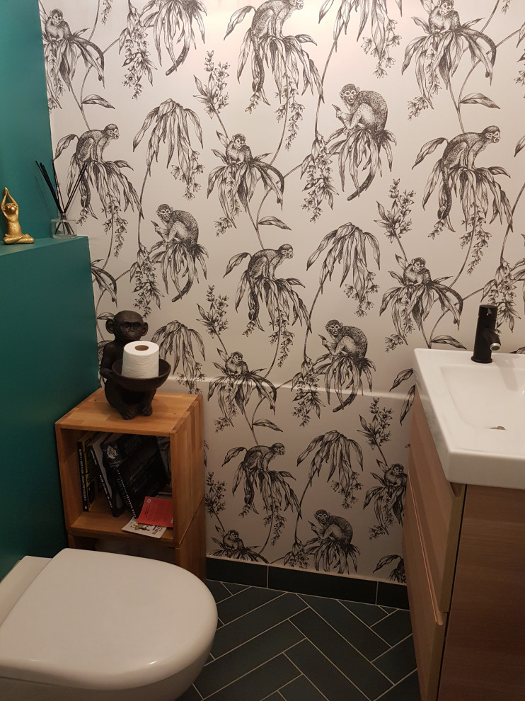 Gästetoilette mit Wandtoilette, grüner Wandfarbe, Keramikboden, Wandwaschbecken, grünem Boden und Tapetenwänden in Lyon