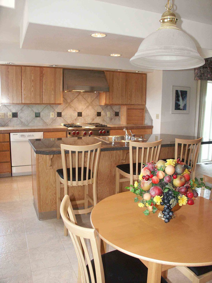 Kitchen - transitional kitchen idea in Seattle