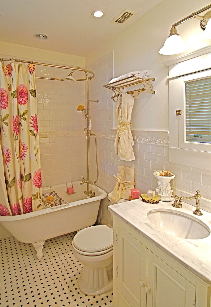 Inspiration for a traditional bathroom in Tampa with subway tile.