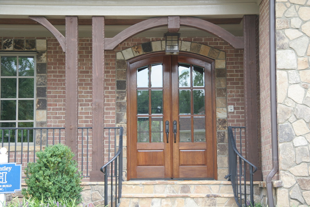 Example of a mountain style home design design in Raleigh