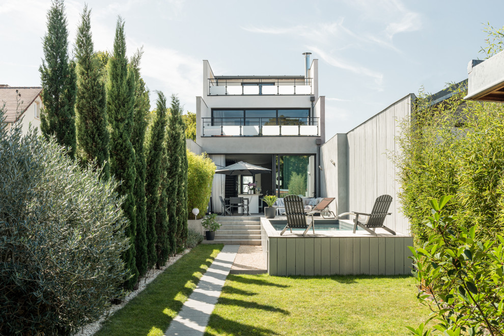 Idee per un privacy in giardino moderno esposto a mezz'ombra di medie dimensioni e dietro casa in estate con pavimentazioni in pietra naturale