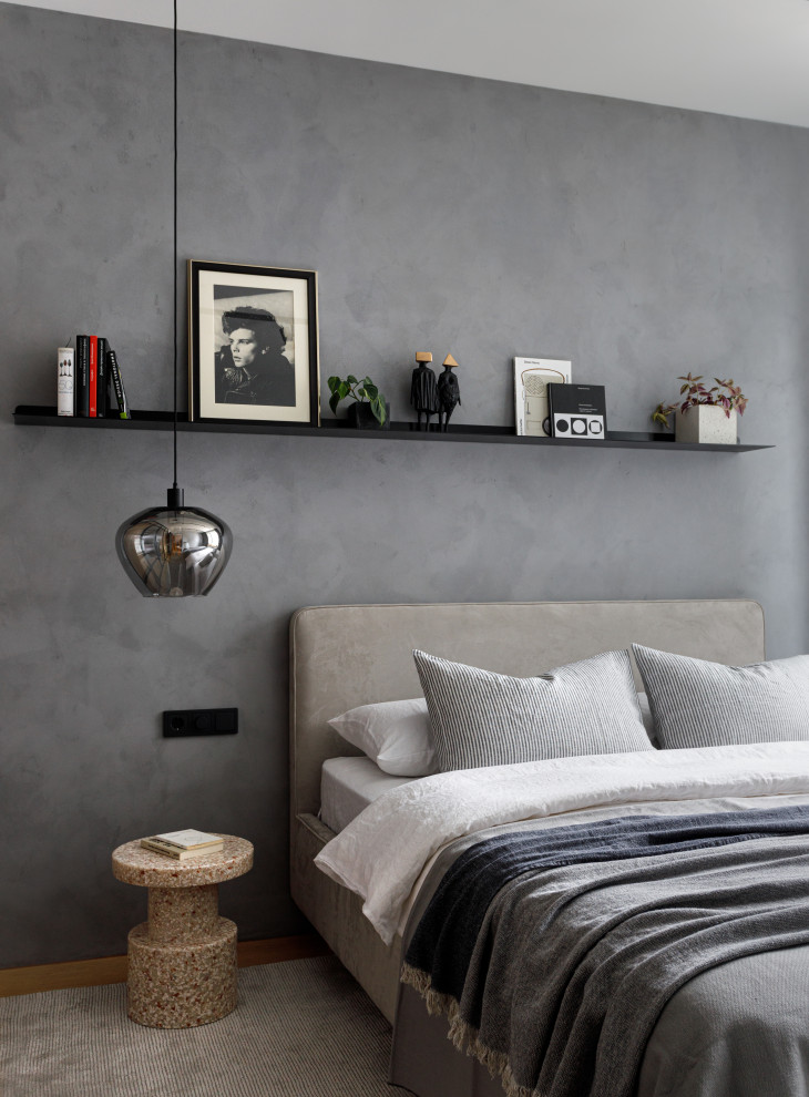 Idée de décoration pour une petite chambre parentale grise et blanche design avec un mur gris, parquet clair et un sol beige.