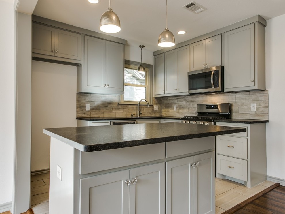 Design ideas for a mid-sized transitional l-shaped eat-in kitchen in Dallas with an undermount sink, shaker cabinets, grey cabinets, granite benchtops, beige splashback, porcelain splashback, stainless steel appliances, porcelain floors, with island and beige floor.