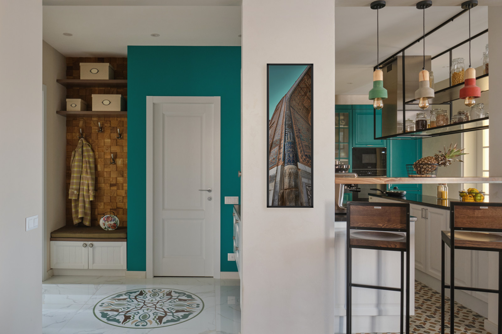 Яркий аутентичный интерьер, создающий иллюзию загородного дома