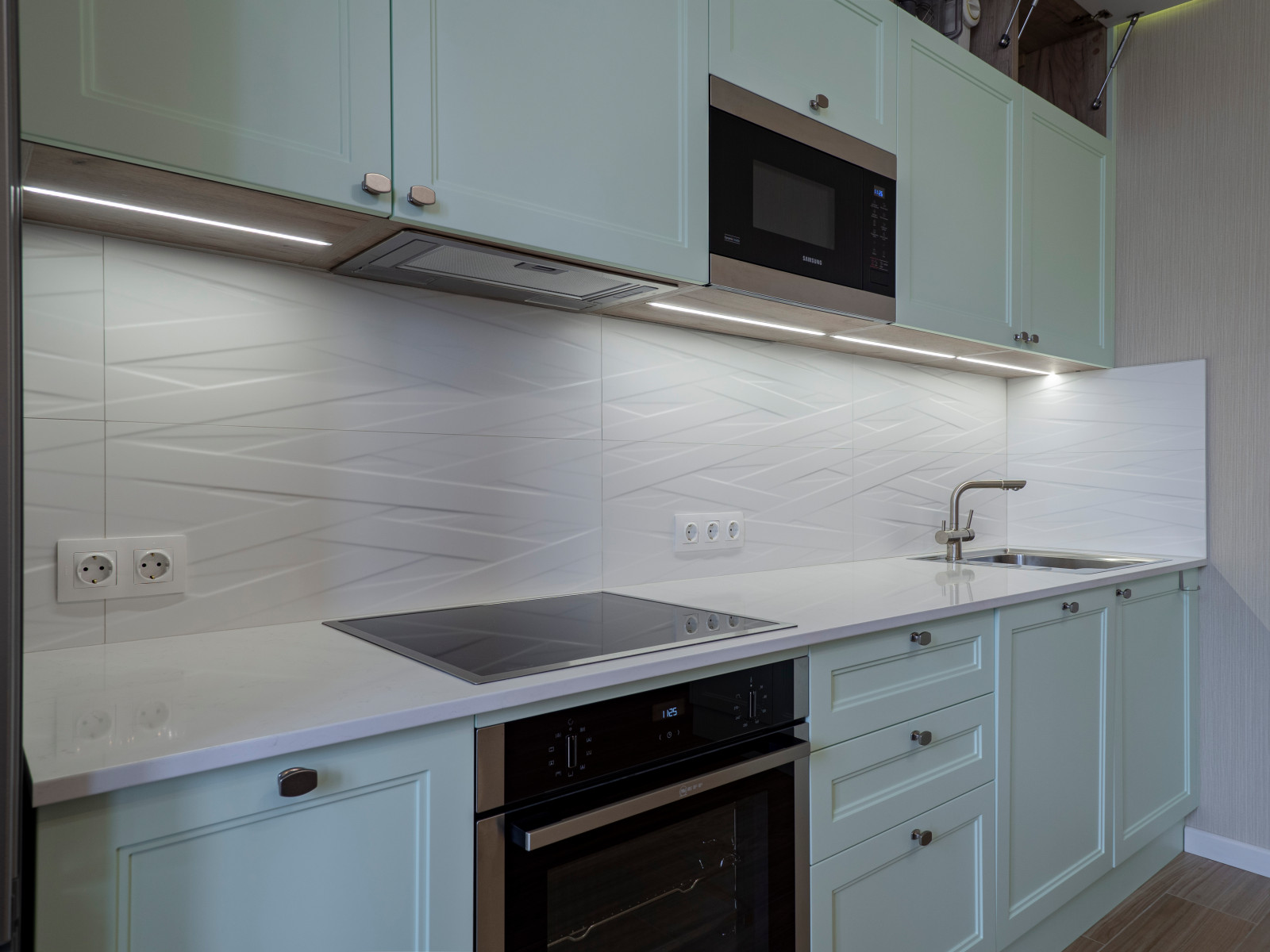 Нежная светло-мятная кухня в стиле неоклассика