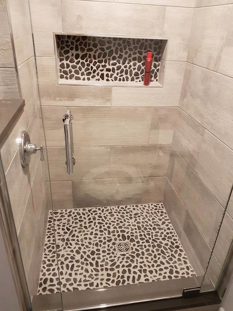 Custom bathroom with stone pebble base and niche skandinavisk-badevaerelse