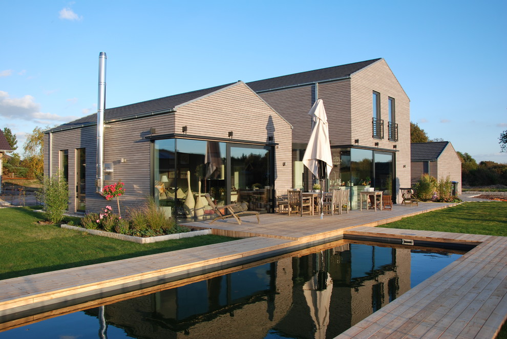Großes, Zweistöckiges Modernes Haus mit grauer Fassadenfarbe, Satteldach und Ziegeldach in Hamburg