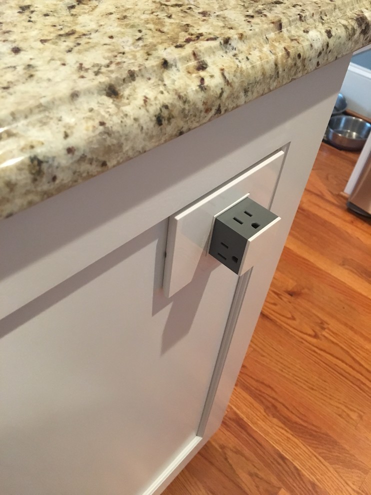 Example of a large transitional l-shaped medium tone wood floor and brown floor eat-in kitchen design with an undermount sink, shaker cabinets, white cabinets, granite countertops, beige backsplash, subway tile backsplash, stainless steel appliances, an island and beige countertops