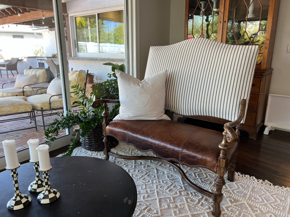Example of a transitional home design design in Phoenix
