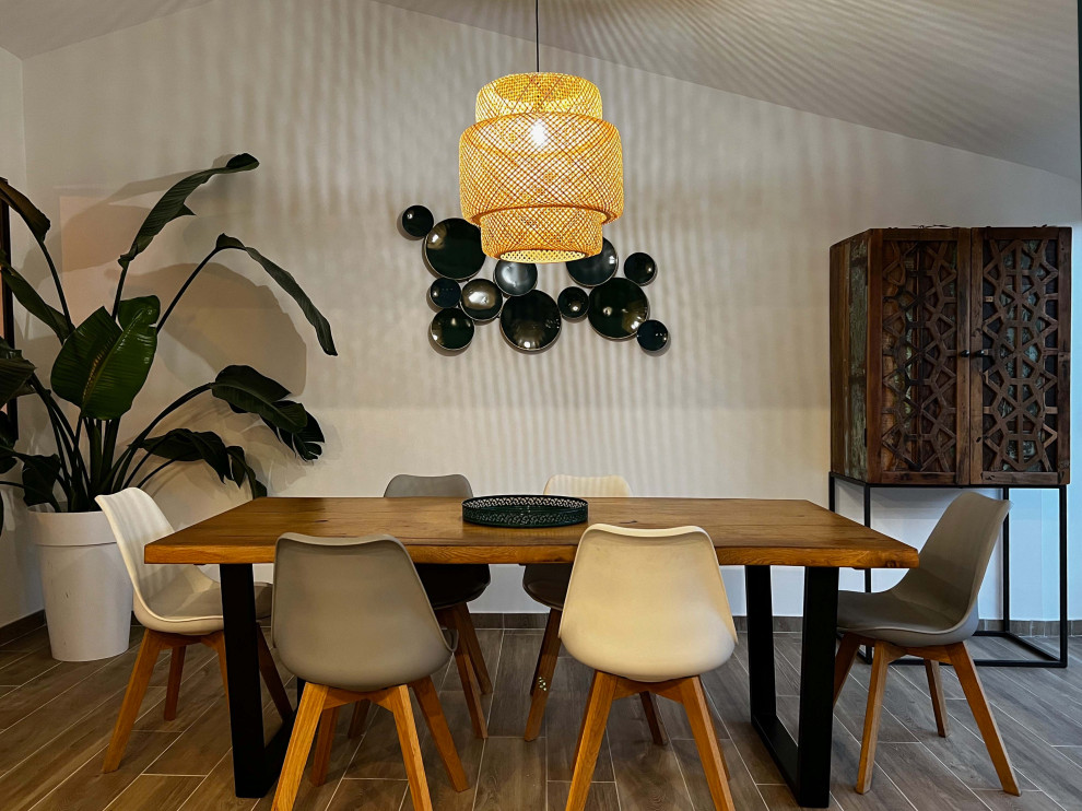 На фото: большая гостиная-столовая в стиле фьюжн с белыми стенами, полом из керамической плитки и серым полом без камина