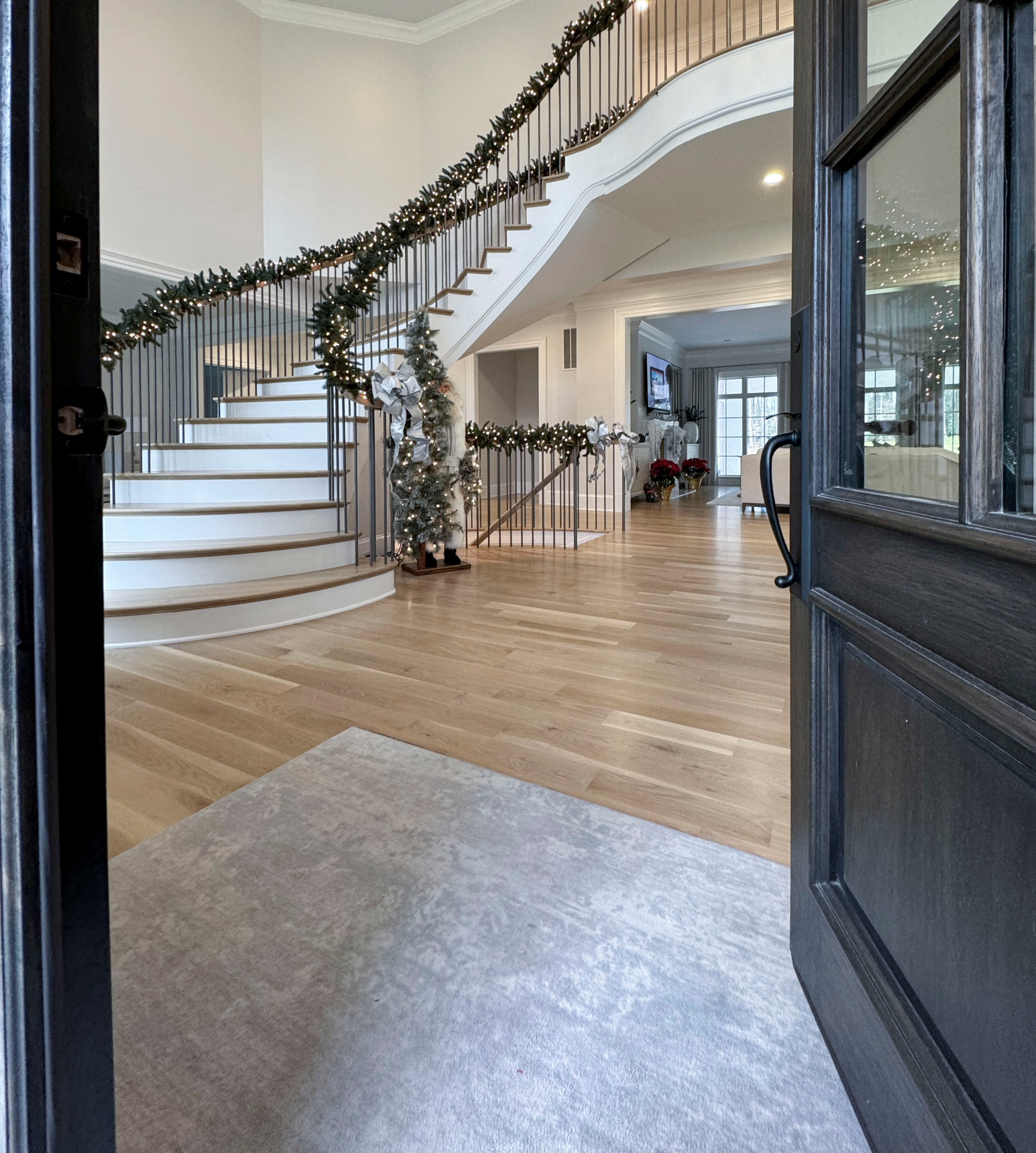 116_Elegant & Eye-catching Curved Staircase, Leesburg VA 20175