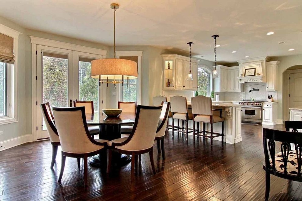 This is an example of a transitional kitchen in Chicago.