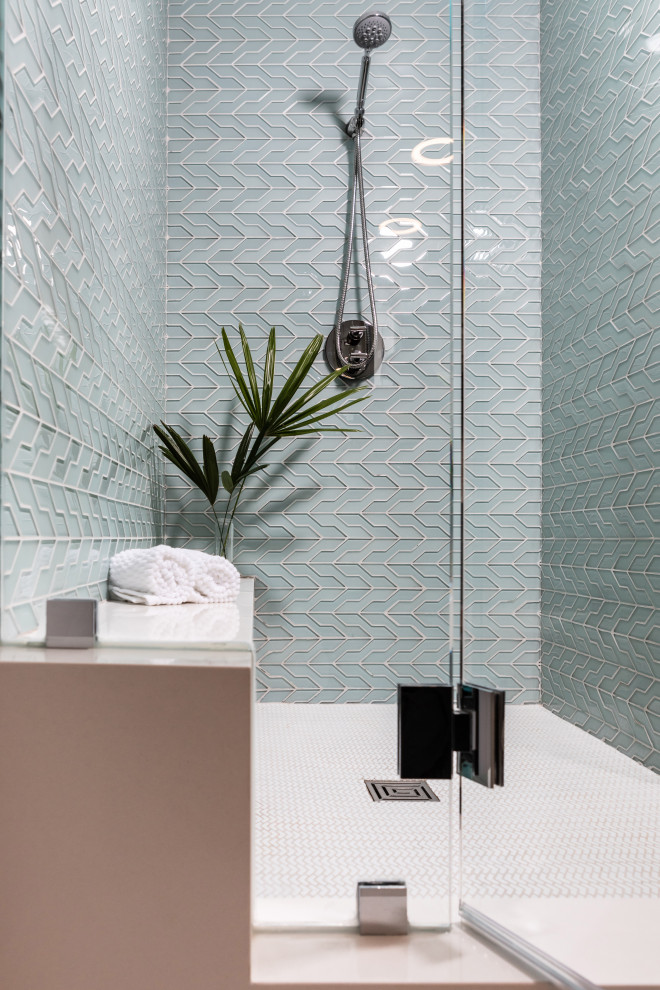 Esempio di una stanza da bagno padronale minimalista di medie dimensioni con doccia ad angolo, piastrelle blu, piastrelle in ceramica, pavimento con piastrelle in ceramica e porta doccia a battente