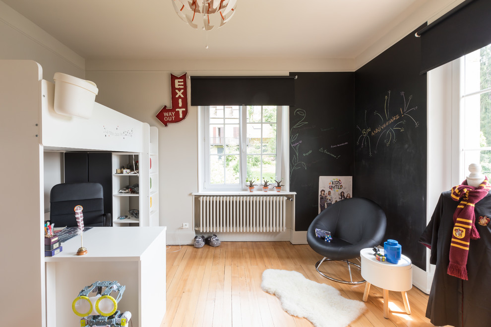 Idée de décoration pour chambre d'enfant for ados and garçon With un mur noir, parquet clair and un sol beige.