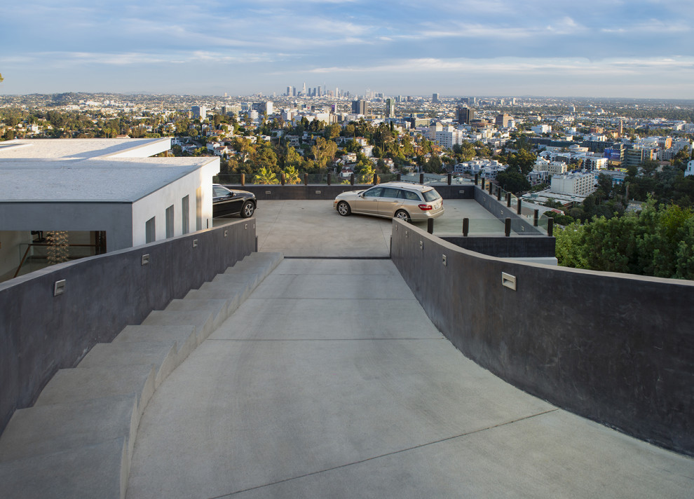 Photo of an expansive modern roof driveway and private full sun garden in Los Angeles.