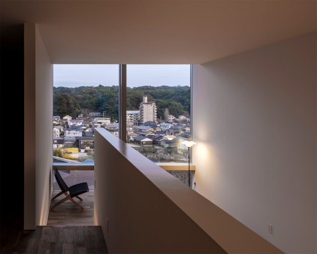 高台の窓と架構 moderno-sala-de-estar