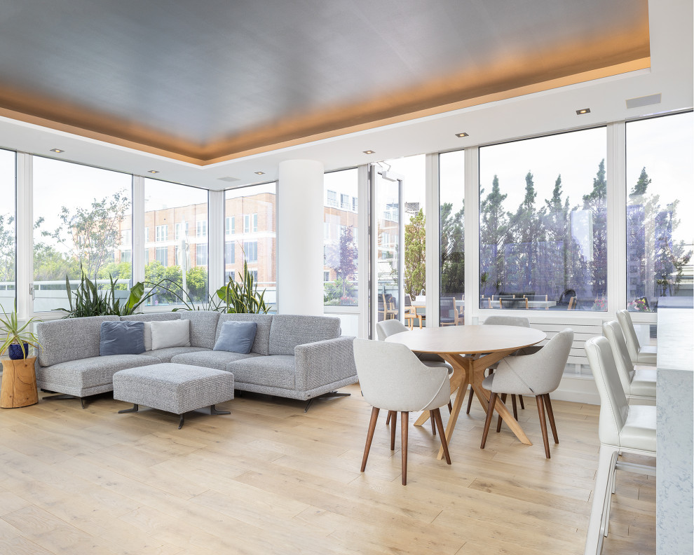 Idée de décoration pour un salon minimaliste de taille moyenne et ouvert avec parquet clair, un sol beige et un plafond à caissons.