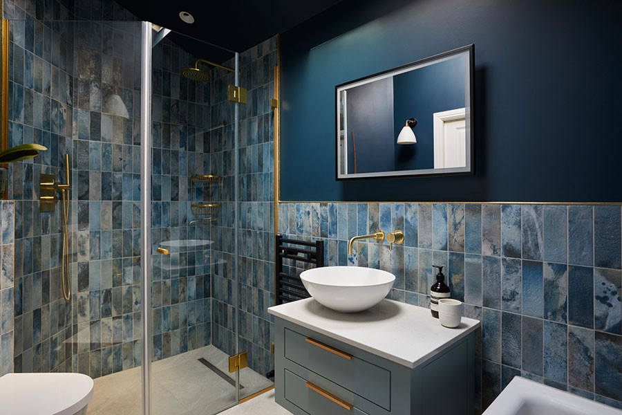 Стильный дизайн: детская ванная комната среднего размера в современном стиле с плоскими фасадами, синими фасадами, накладной ванной, открытым душем, инсталляцией, синей плиткой, керамогранитной плиткой, синими стенами, полом из керамогранита, настольной раковиной, столешницей из искусственного камня, серым полом, душем с распашными дверями, серой столешницей, акцентной стеной, тумбой под одну раковину и подвесной тумбой - последний тренд