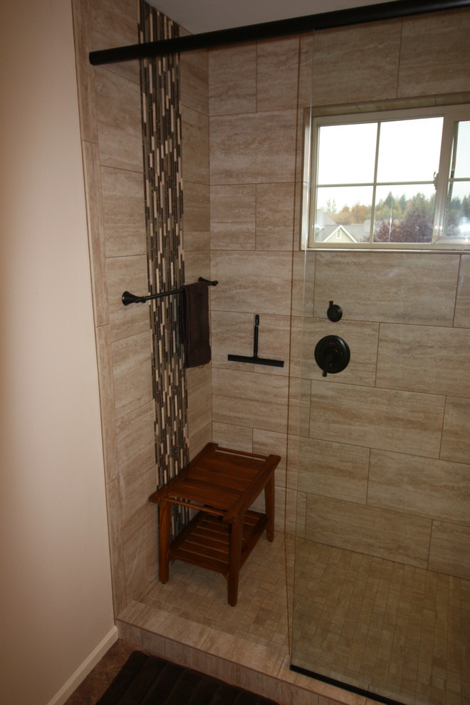 Example of a transitional home design design in Seattle