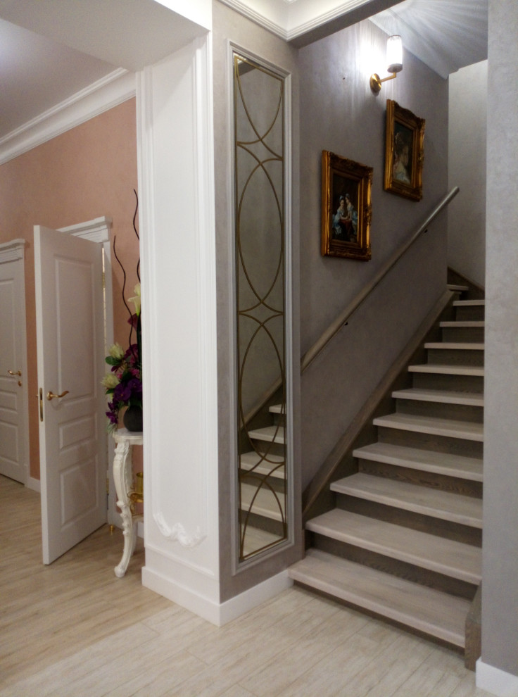 гостиная, зеркало в интерьере и лестница на 2 этаж