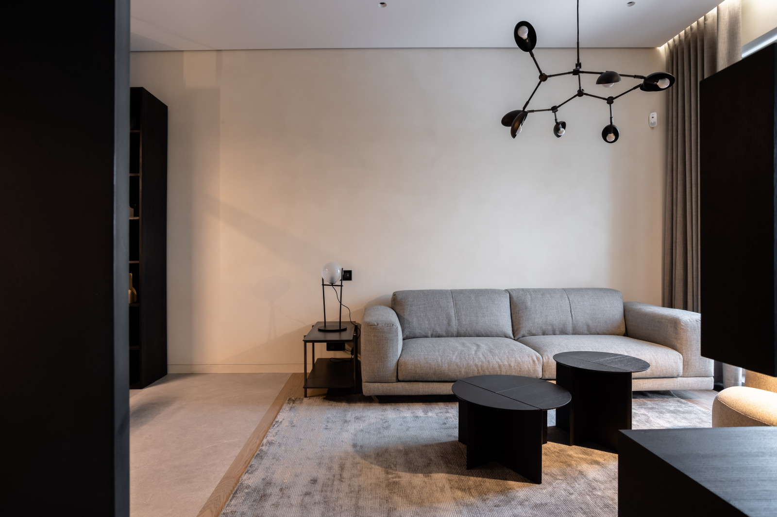 Черно-белая студия с парижским акцентом