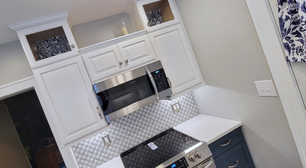 Enclosed kitchen - porcelain tile enclosed kitchen idea with quartz countertops, mosaic tile backsplash, stainless steel appliances and no island