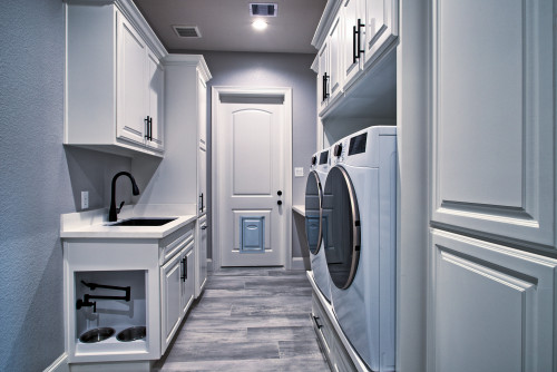 This dog-friendly design features a built-in pot filler above the feeding station, making it easy to keep the water bowl full with minimal mess.